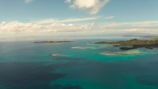 Przylądek morski z wyspami tropikalnymi i turkusową wodą — Wideo stockowe
