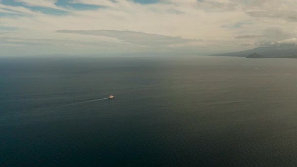 Schiff im blauen Meer gegen den Himmel Philippinen — Stockvideo