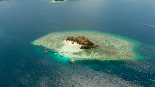 Невеликий торпедний острів з білим піщаним пляжем зверху — стокове відео