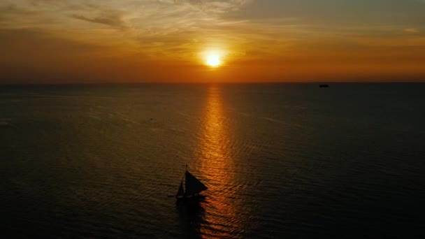 Puesta de sol sobre el mar boracay philippines — Vídeo de stock