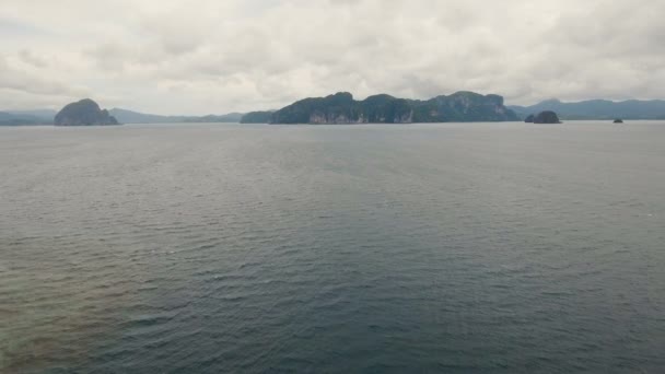 Die schöne Bucht aus der Luft betrachtet tropische Inseln — Stockvideo