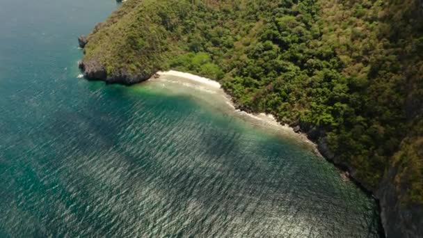Torpisch eiland met wit zandstrand bovenaanzicht — Stockvideo