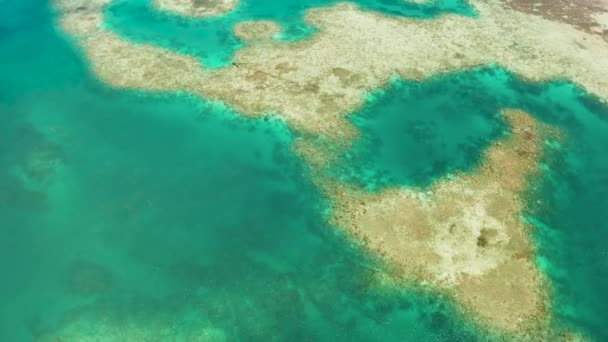 Agua azul transparente del mar en la laguna — Vídeos de Stock