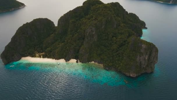 Tropisch strand uitzicht vanuit de lucht tropisch eiland — Stockvideo