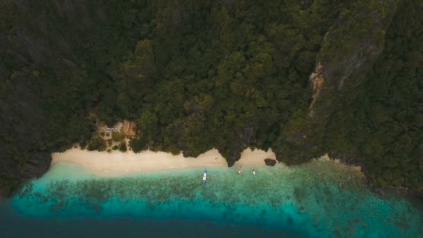 Tropisch strand uitzicht vanuit de lucht tropisch eiland — Stockvideo