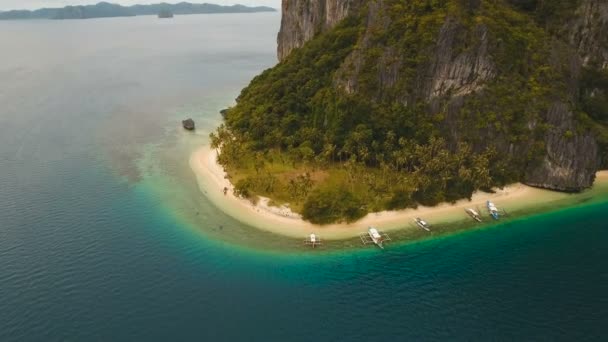 Playa tropical con botes vista aérea tropical — Vídeo de stock