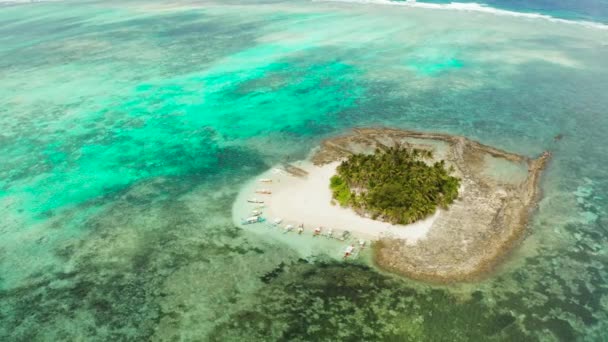 Τροπικό νησί guyam με μια αμμώδη παραλία — Αρχείο Βίντεο