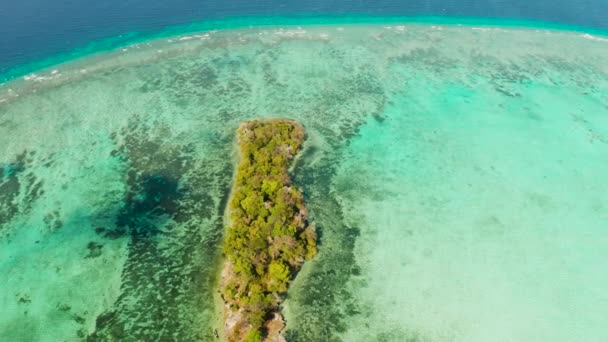 Tropický ostrov a korálový útes atoll — Stock video