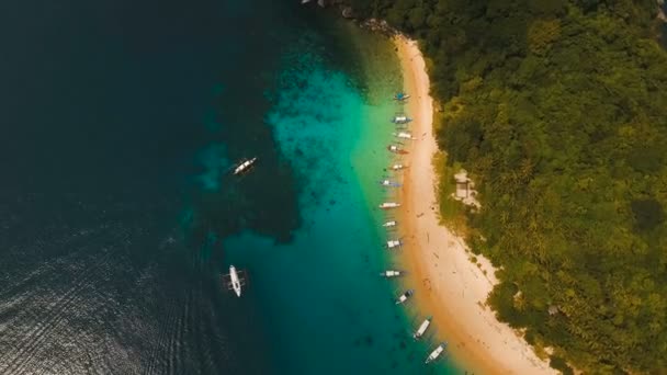 Plage tropicale avec bateaux vue aérienne tropical — Video