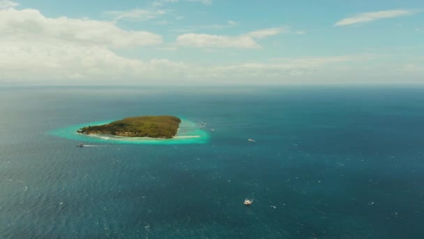 Isla tropical en la isla de mar abierto sumilon — Vídeos de Stock