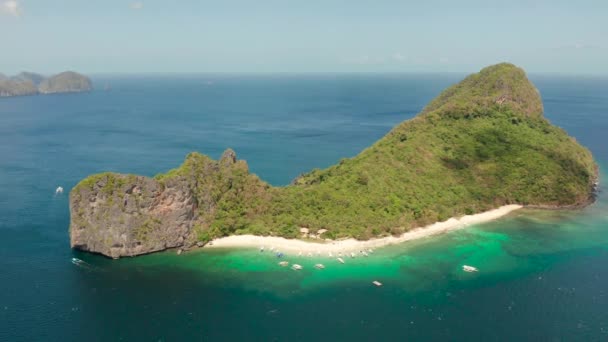 Isola tropicale con spiaggia sabbiosa el nido — Video Stock