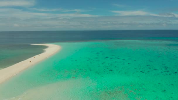 Isla tropical con playa de arena — Vídeos de Stock