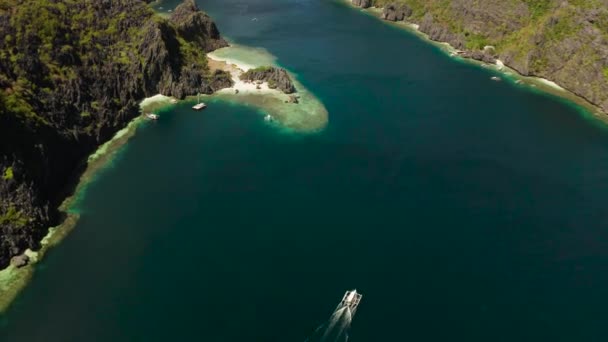 Tropikal deniz suyu lagünü ve plaj filipinleri — Stok video