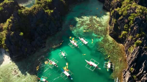 Laguna de agua de mar tropical y filipinas de playa — Vídeo de stock