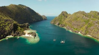 Tropikal deniz suyu lagünü ve plaj filipinleri
