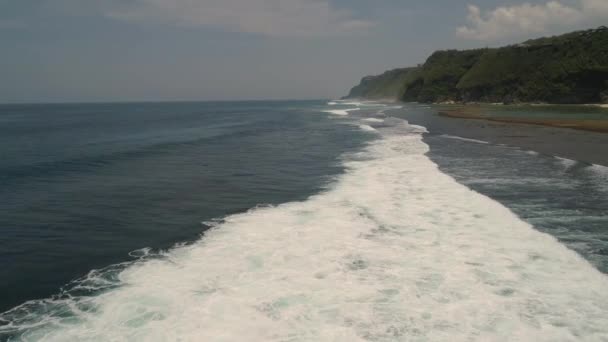 Vista aérea da superfície da água em bali no por do sol — Vídeo de Stock