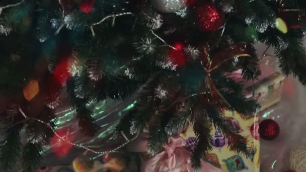 Різдвяні подарунки під ялинкою — стокове відео