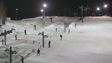 Kayakçı ve snowboard üzerinde bir teleferik