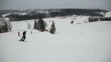Kayakçı ve yokuş aşağı Kayak Snowboard