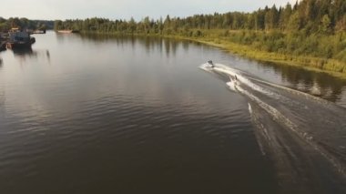 Nehir havasında sörf yapan wakeboardcu.