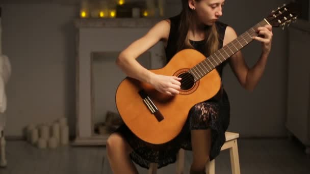 Chica tocando la guitarra — Vídeos de Stock