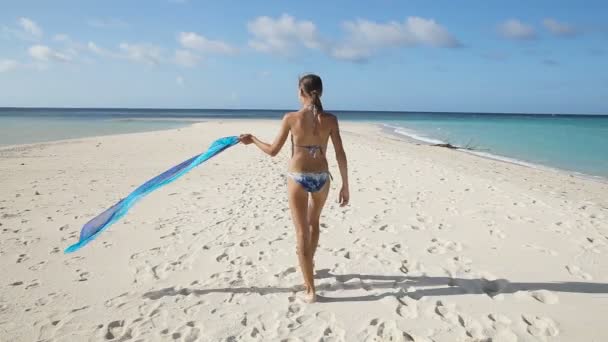 Κορίτσι με μεταξωτό ύφασμα που περπατάει κατά μήκος της παραλίας — Αρχείο Βίντεο