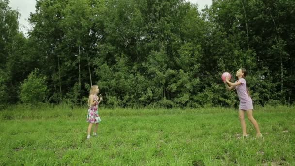 Две девушки играют с мячом — стоковое видео