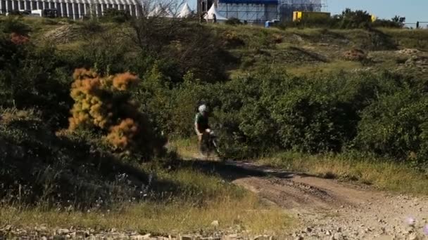 Man cyklist ridning på en bergsväg — Stockvideo