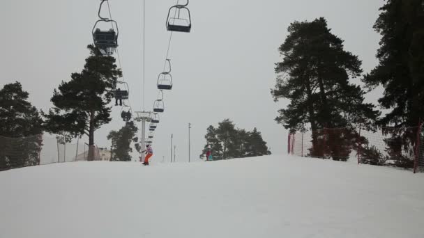 Esquiadores e snowboarders esqui downhill — Vídeo de Stock