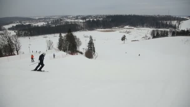 Narciarze i snowboardziści Narciarstwo zjazdowe — Wideo stockowe