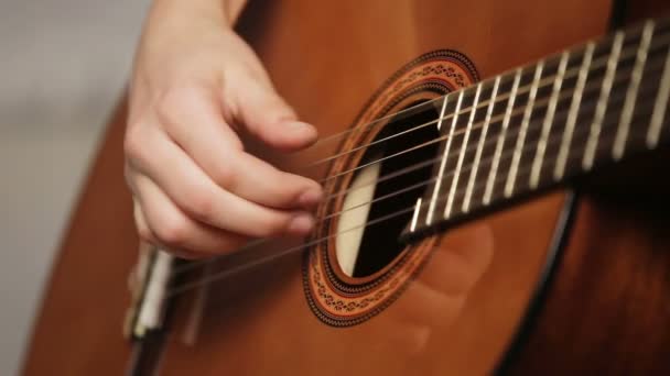 Manos de las mujeres tocando la guitarra acústica — Vídeos de Stock