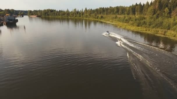 在河上滑行的觉醒者在航拍视频 — 图库视频影像