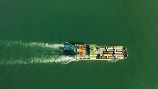 Cargo dans la mer bleue cebu philippines — Video