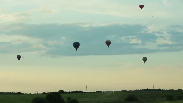 Heißluftballon am Himmel über einer Feldantenne — Stockvideo