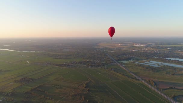 Ballon à air chaud forme coeur dans le ciel — Video