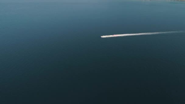 Bote de plátano inflable en el mar — Vídeos de Stock