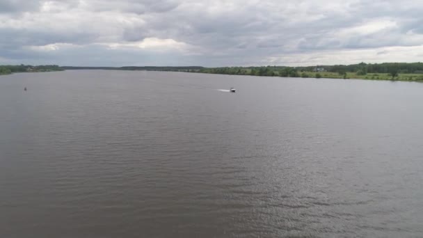 bateau à moteur dans la mer