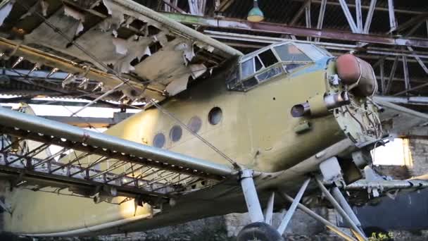 Oude militaire vliegtuig in de loods — Stockvideo