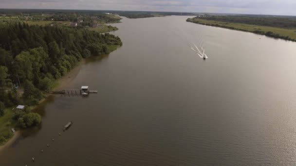 Barco de velocidad en el vídeo aéreo del río — Vídeos de Stock