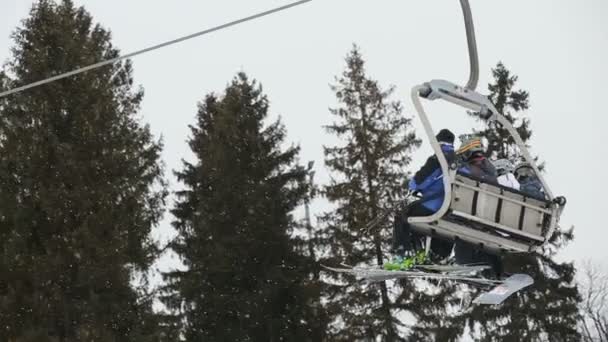 Télésiège de ski avec skieurs Vidéo De Stock