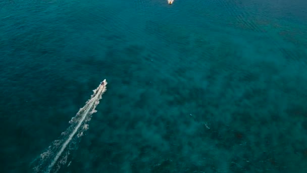Lancha rápida en el mar vista aérea boracay isla — Vídeo de stock