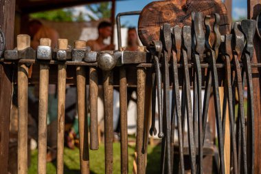 Orta Çağ Yaşayan Tarih Festivali 'nde demircilik yüksek lisansı. Demirhanedeki antik aletler: çekiç ve kıskaçlar