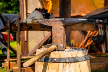 Antika demirci aletleri: çekiç ve örs yakın. Yaşayan Tarih Festivali 'nde Ortaçağ Demircilik Atölyesi