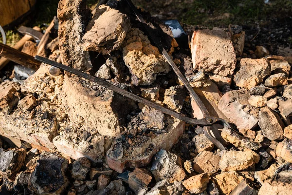 Antika demirci aletleri: keneler bir ölçek yığını üzerinde yatar. Yaşayan Tarih Festivali 'nde Ortaçağ Demircilik Atölyesi