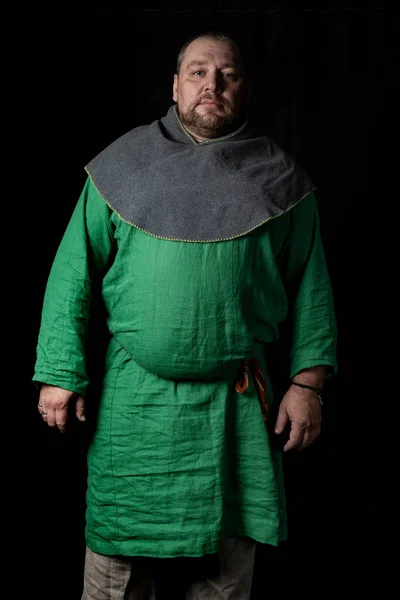 Ein Großer Mann Posiert Einfacher Kriegerkleidung Des Frühen Mittelalters Grünem — Stockfoto