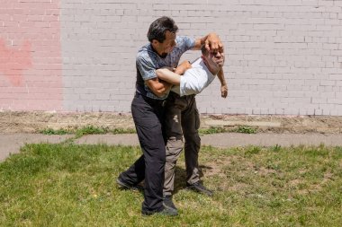 Dövüş sanatları eğitmenleri Krav Maga sokak dövüşlerinde kendini savunma tekniklerini gösterirler. Savunma, saldırıyı engellemek için sert bir teknik kullanır.