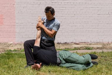 Rakibini acıyla iyileştirmek. Dövüş sanatları eğitmenleri Krav Maga sokak dövüşlerinde kendini savunma tekniklerini gösterirler.. 