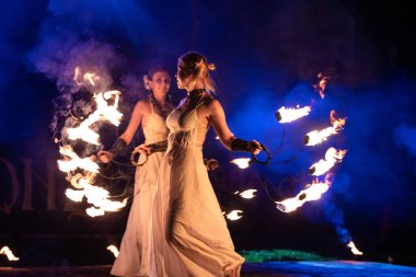 İki güzel kadın ateşle dans ediyor..