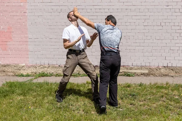 Martial Arts Instructors Krav Maga Demonstrate Self Defense Techniques Street — Stock Photo, Image