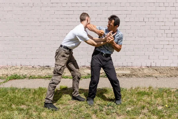 Εκπαιδευτές Πολεμικών Τεχνών Krav Maga Επιδεικνύουν Τεχνικές Αυτοάμυνας Έναν Αγώνα — Φωτογραφία Αρχείου